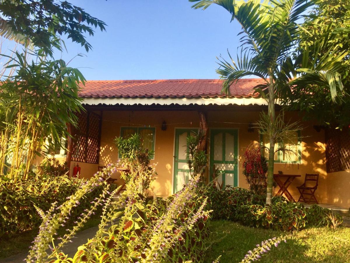 Soluna Guest House Pantai Cenang  Eksteriør billede